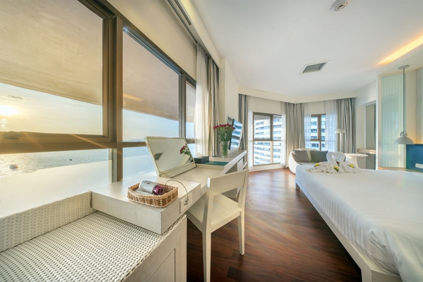 Jomtien Palm Beach Hotel and Resort