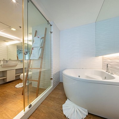 Honeymoon Suite